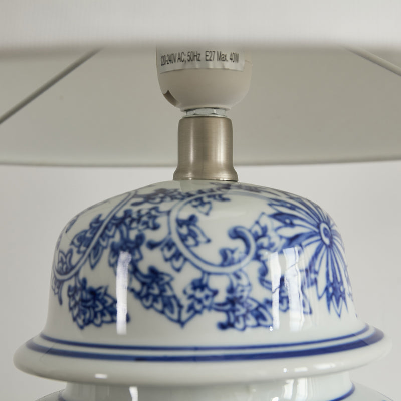 Traditional ginger jar-style lamp in blue ceramic – adds charm to any space